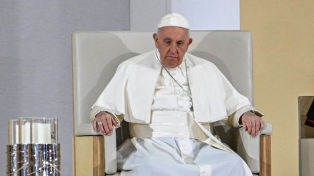 Papa Francisc a fost internat la spitalul Gemelli de la Roma pentru analize si tratament pentru bronsita