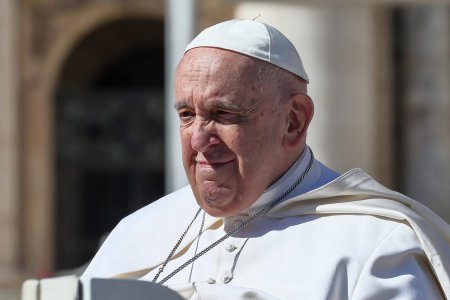 Papa Francisc a fost internat de urgenta