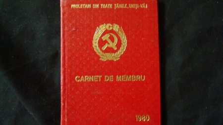 Documente din perioada comunista, <span style='background:#EDF514'>LA MARE</span> cautare pe internet. Cu cat poti sa vinzi carnetele CEC si cele de membru UTC si PCR