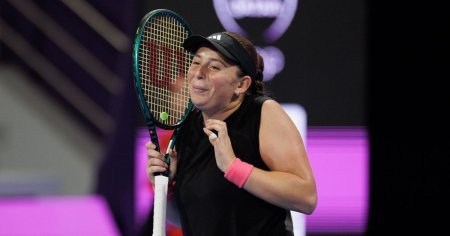 Jelena Ostapenko a ras de Iga Swiatek, chiar in timp ce o u<span style='background:#EDF514'>MILEA</span> pe poloneza