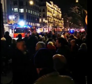 1.500 de oameni au fost <span style='background:#EDF514'>EVACUATI</span> dupa un incendiu la Théatre des Champs-Élysées, izbucnit in plina reprezentatie I VIDEO