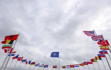 Politico: Este acesta sfarsitul NATO? Avem acum o alianta intre un presedinte rus care vrea sa distruga Europa si un presedinte american care vrea, de asemenea, sa distruga Europa