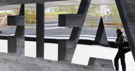 Angajat al FIFA, prins in timp ce facea sex cu un minor. Reactia forului mondial