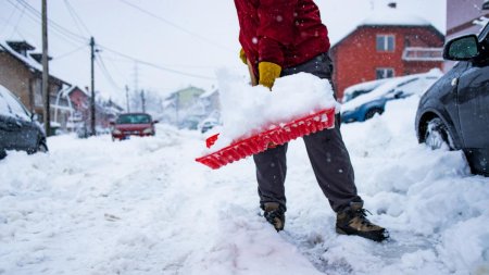 Alerta meteo de ninsori pana luni, nopti si dimineti geroase toata saptamana viitoare. In ce zone se depune strat <span style='background:#EDF514'>GROS</span> de zapada