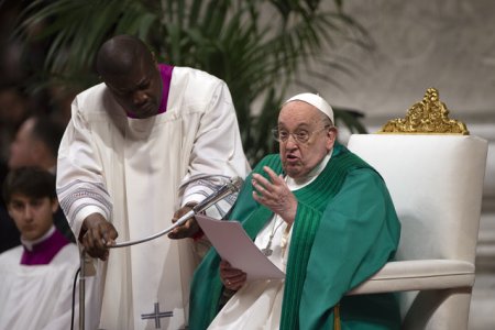 Papa Francisc a petrecut o noapte linistita in spital, potrivit ANSA