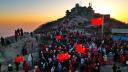 Turistii folosesc exoschelete cu AI ca sa escaladeze cel mai dificil munte din China: 