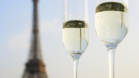 Prosecco cu diamante si vinuri <span style='background:#EDF514'>VULCANI</span>ce. Noile tendinte pentru bauturile alcoolice au fost prezentate la o expozitie, in Paris