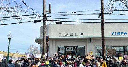 Proteste in fata mai multor <span style='background:#EDF514'>SHOWROOM</span>-uri Tesla, din cauza masurilor de reducere a cheltuielilor guvernamentale luate de Elon Musk