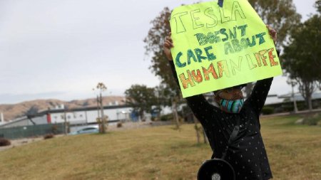 Americanii protesteaza in fata showroom-urilor Tesla din SUA. Sunt furiosi pe Elon Musk