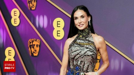 Demi Moore, aparitie de senzatie la Premiile BAFTA 2025. Actrita in varsta de 62 de ani a purtat o <span style='background:#EDF514'>ROCHI</span>e spectaculoasa. FOTO