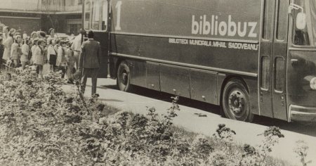 Povesti din bibliobuz, biblioteca pe roti a Romaniei comuniste: Am imprumutat si citit, pe nerasuflate, «<span style='background:#EDF514'>LEGENDE</span>le Olimpului», «Iliada», «Odiseea», «Eneida»