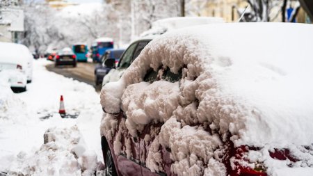 Prognoza speciala pentru Bucuresti. Ninge abundent pana miercuri, vor fi polei si ger