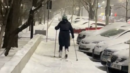 O femeie din Bucuresti a transformat trotuarul in partie de schi. Imaginile au devenit virale pe TikTok | VIDEO