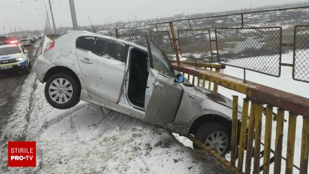 O femeie a fost la un pas sa plonjeze cu masina de pe viaductul care leaga combinatul siderurgic de Galati