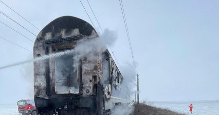 Un tren de calatori a luat foc in Olt. S-a activat planul rosu de interventie. Un tanar este monitorizat de SMURD. 70 persoane evacuate