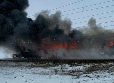 Plan rosu in Olt. Vagonul unui tren de calatori a luat foc