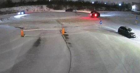 Cum se bucura soferii teribilisti cand ninge afara: drifturi pe zapada in centre comerciale