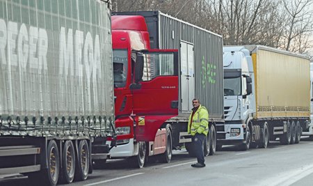 O data la opt minute, un camion cu faina, <span style='background:#EDF514'>PAINE</span>, croissante, sucuri, legume sau fructe a intrat in 2024 in Romania. Aproape 70.000 de transporturi au fost de-a lungul anului