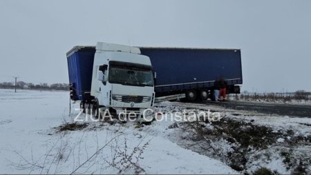 Interventie de urgenta in judetul Constanta dupa ce un TIR a derapat si a ajuns perpendicular pe sosea | VIDEO