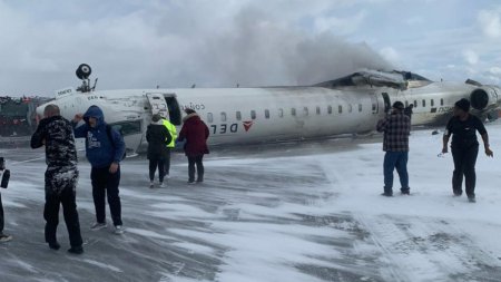 Un avion <span style='background:#EDF514'>DELTA</span> s-a prabusit pe aeroportul din Toronto