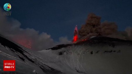 Eruptia vulcanului Etna se inteteste. Coloane uriase de cenusa si lava sunt aruncate in aer