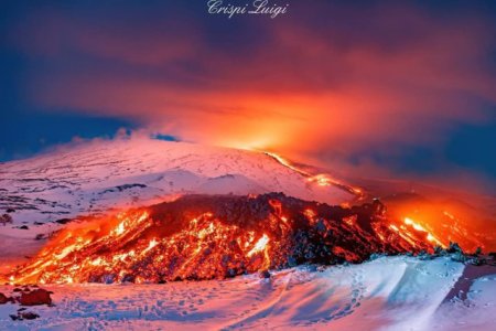 Spectacol impresionant pe Etna. Vulcanul erupe prin zapada la 1.800 de metri altitudine