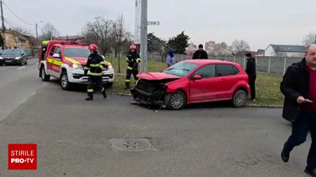 <span style='background:#EDF514'>ACCIDENT IN LANT</span> la Timisoara: Trei masini implicate dupa ce un sofer nu ar fi acordat prioritate