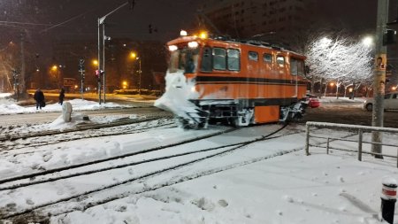 Trafic ingreunat in Bucuresti din cauza ninsorii. Mai multe <span style='background:#EDF514'>TRAMVAI</span>e au deraiat.I-a luat pe nepregatite