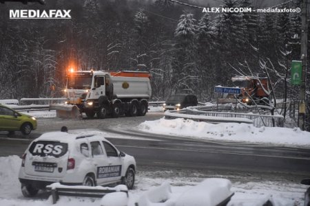 Drumurile din centrul tarii, acoperite cu zapada. Peste 120 de utilaje au imprastiat antiderapant