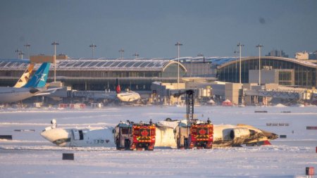 A fost ca o minge de foc. Eram cu capul in jos, apoi am lovit tavanul. Suprarealist. Marturii din avionul prabusit in Toronto