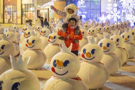 Autoritatile dintr-o localitate <span style='background:#EDF514'>TURISTICA</span> din China au folosit vata pentru a inlocui zapada