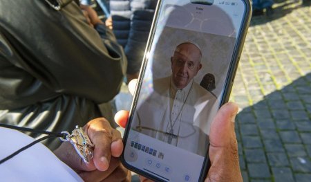 Papa Francisc are o infectie serioasa si este internat de cinci zile intr-un spital din Roma