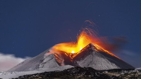 Mii de turisti merg sa vada eruptiile <span style='background:#EDF514'>VULCANUL</span>ui Etna, blocand caile de evacuare