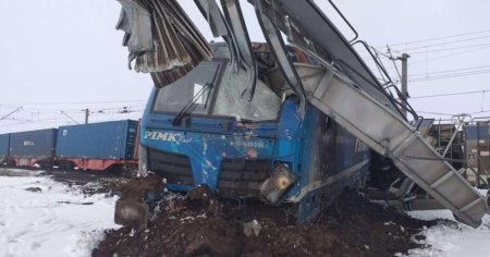 Grav accident feroviar. O persoana a murit dupa ce un tren de marfa a izbit doua vagoane deraiate ale altui tren, pe regionala Craiova