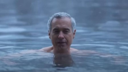 De ce ies adeptii lui Georgescu dezbracati in zapada. Cine este Wim Hof si de ce costa 3000 de euro sa ingheti in tabara de calire