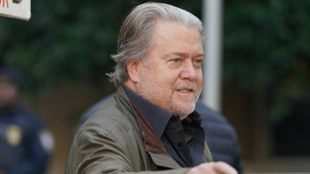 Steve Bannon ii critica pe Musk, Bezos si Zuckerberg ca fiind niste 