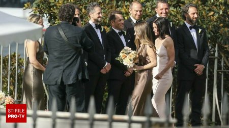 Courteney Cox, vedeta din Friends, sfideaza trecerea timpului la 60 de ani. <span style='background:#EDF514'>ROCHI</span>a purtata la nunta unei prietene. FOTO