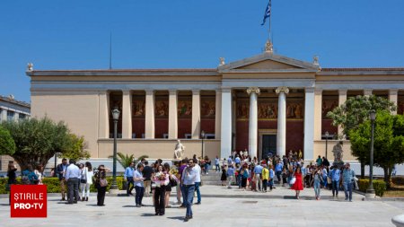 Cativa elevi de liceu au gasit 97.000 de euro pe strada, cand erau in <span style='background:#EDF514'>VACANT</span>a la Atena. Decizia lor i-a surprins pe politisti