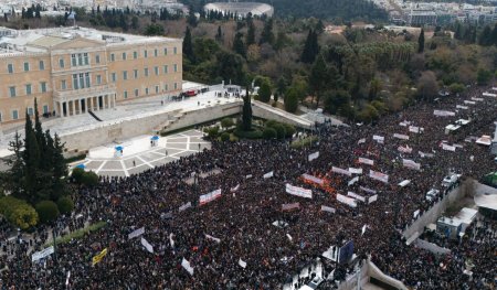 Sute de mii de oameni au iesit in strada in Grecia, la doi ani dupa cel mai grav <span style='background:#EDF514'>ACCIDENT FEROVIAR</span> din istoria tarii: Guvernul nu a facut nimic | VIDEO