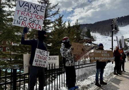 Vicepresedintele SUA si familia sa, mutati intr-un loc ascuns, dupa ce au fost intampinati de manifestanti pro-Ucraina intr-o statiune din Vermont