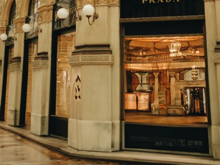 Prada este in discutii sa cumpere Versace de la Capri Holdings intr-o tranzactie de 1,5 miliarde de euro, o miscare care ar putea reuni doua dintre cele mai cunoscute branduri de lux din Italia