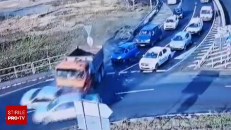 O basculanta a ramas fara frane si a spulberat mai multe masini pe A4. Un copil de patru ani, printre raniti