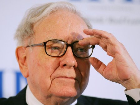 Celebrul investitor Warren Buffet critica tarifele anuntate de Trump. Oracolul din Omaha spune ca acestea sunt intr-o anumita masura, <span style='background:#EDF514'>UN A</span>ct de razboi