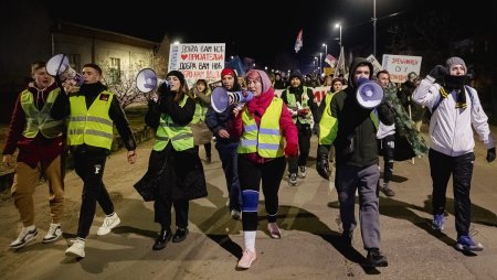 Cum protesteaza studentii sarbi prin mars si de ce striga numele Laurei Kovesi