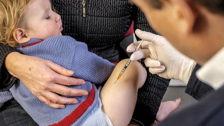 Fenomen alarmant: copii rapusi de boli vaccinabile. Rujeola a ucis, in ultimul deceniu, 90 de copii din Romania si doar unul din SUA