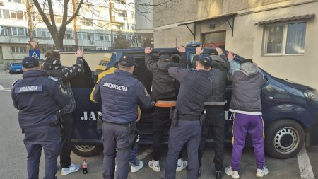 Substante interzise gasite la un grup de persoane care simulau lupte de strada. Reactia jandarmilor (FOTO&VIDEO)