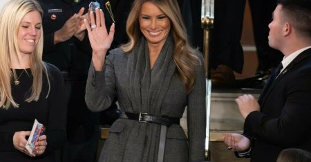 Cat a costat tinuta pe care a purtat-o Melania Trump la discursul lui Trump in cadrul Congresului. Sotia presedintelui SUA a intors toate privirile