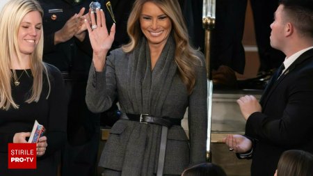 Melania Trump, plina de eleganta la discursul lui Donald Trump in fata Congresului. A purtat un <span style='background:#EDF514'>SACOU</span> de 5.500$. FOTO