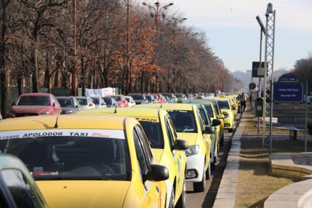 Razboi intre taximetristi si Primaria lui Nicusor Dan: Intarzieri si amenzi mari la <span style='background:#EDF514'>AEROPORTUL OTOPENI</span>