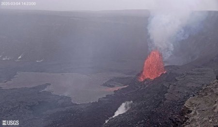 Eruptie vulcanica in <span style='background:#EDF514'>HAWAII</span>. Lava ajunge la 60 de metri inaltime